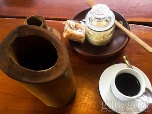 Kopi Bumbung, disajikan dalam bambu sebelum dituang