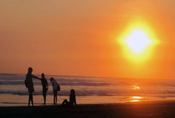 Menikmati Sunset di Glagah Indah Menikmati Sunset di Glagah Indah