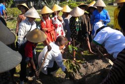 Tanamkan Kepedulian Lingkungan Sejak Dini Tanamkan Kepedulian Lingkungan Sejak Dini