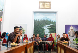 Pesta Rakyat, Solidaritas Rakyat Pada Rajanya Pesta Rakyat, Solidaritas Rakyat Pada Rajanya