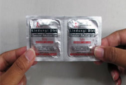 AIDS Bukan Sekedar Bagi-Bagi Kondom AIDS Bukan Sekedar Bagi-Bagi Kondom