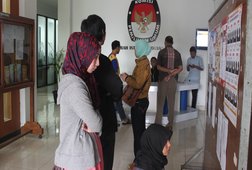 Polemik Survei Pilpres di Arus Bawah Polemik Survei Pilpres di Arus Bawah