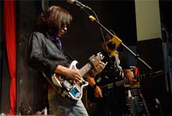 Pembuat Gitar Terbaik Harapkan Jokowi Tak Lip Service 