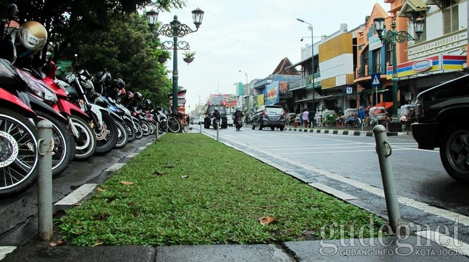 Foto Malioboro dari Tanaman Hijau Hingga Pagar Besi