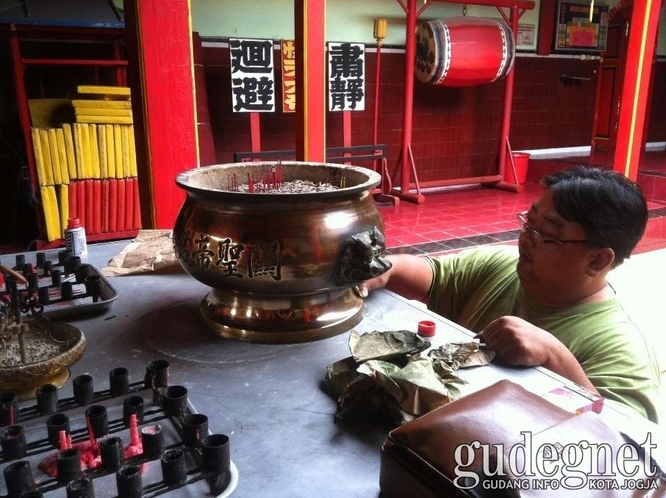 Klenteng Poncowinatan Lakukan Bersih Hiolo