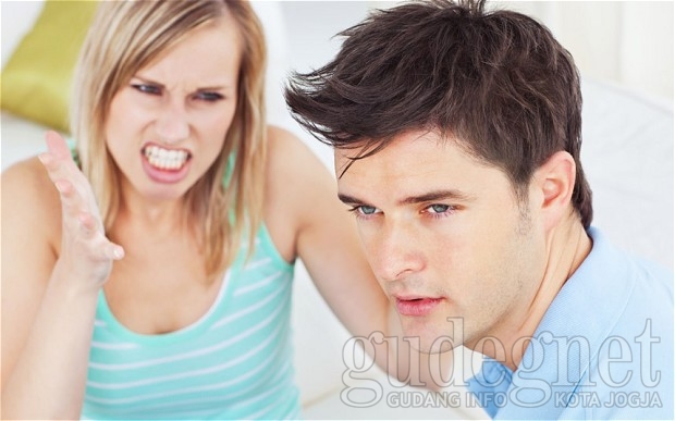 Punya Pacar Moody? 3 Tips Ini Bantu Anda Beri Solusi