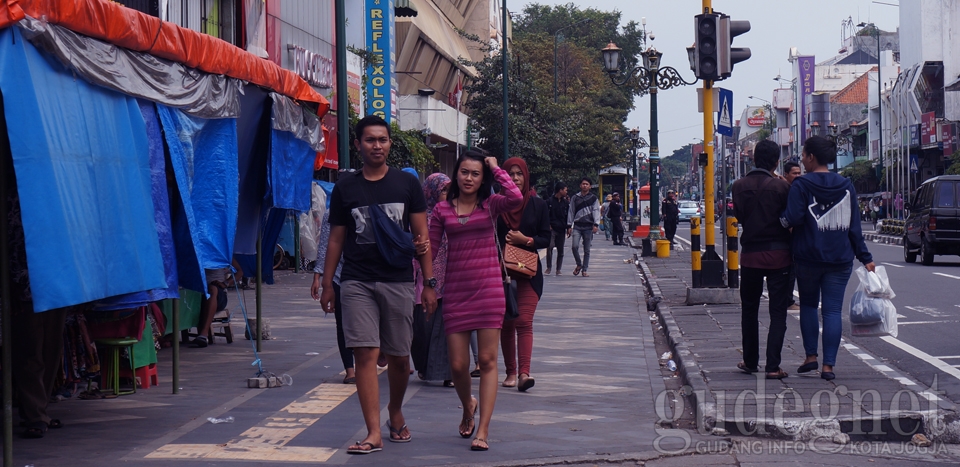 Iyuh, Omzet Pedagang dan Kusir Andong Anjlog