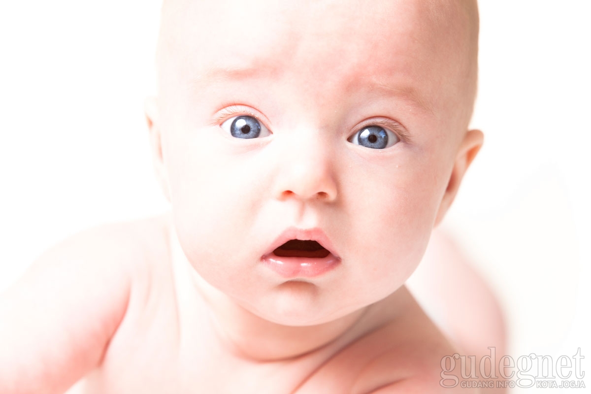 Ini Penjelasan Medis Kenapa Bayi Kagetan Waktu Tidur