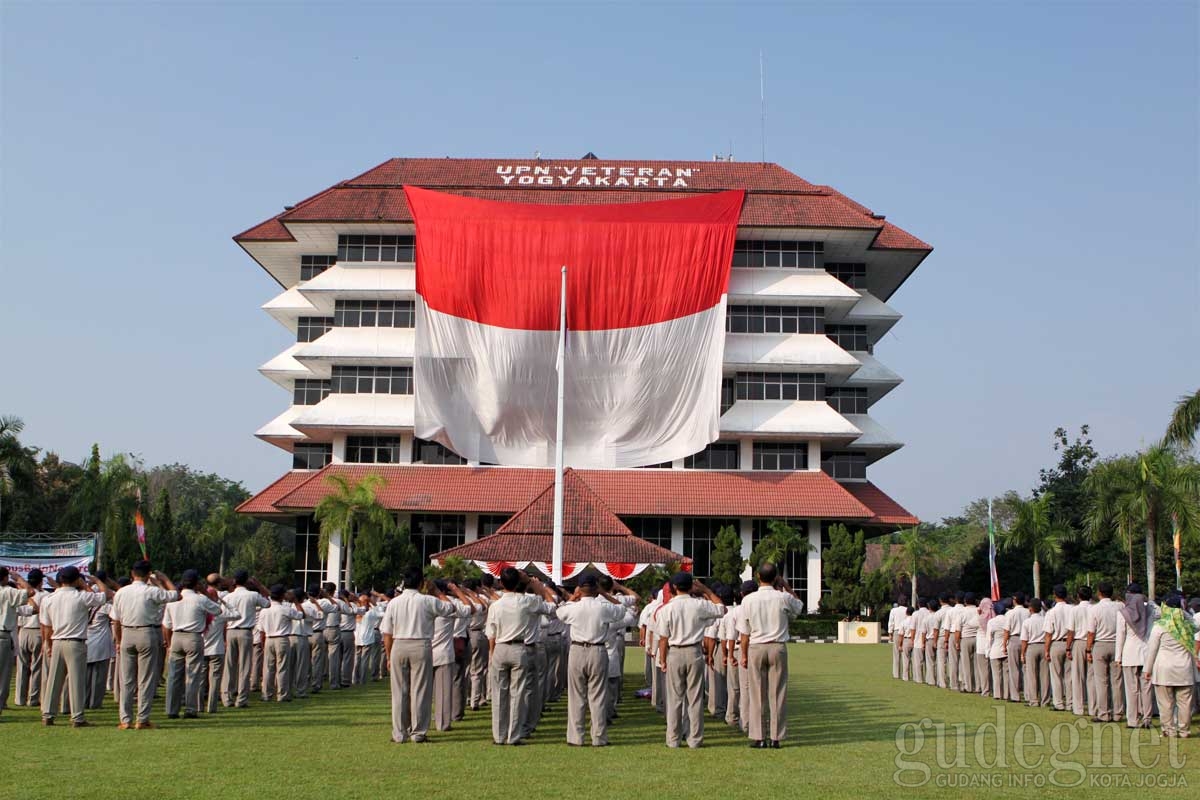Penurunan Bendera Raksasa di Yogyakarta Selesai Sebelum Detik-Detik Proklamasi