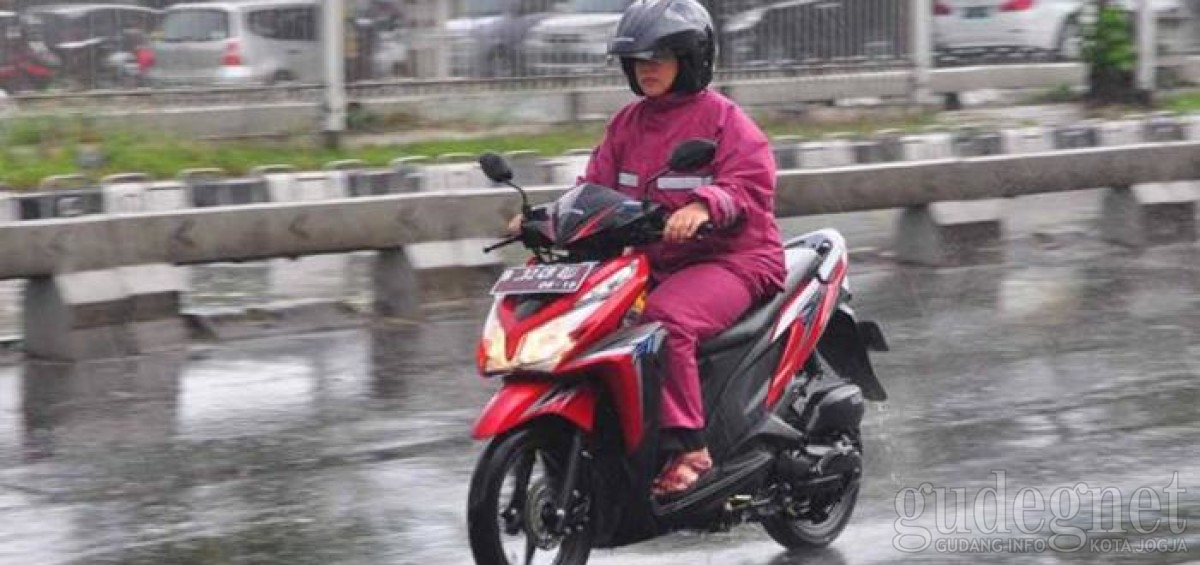 Tips Aman Berkendara di Musim Hujan