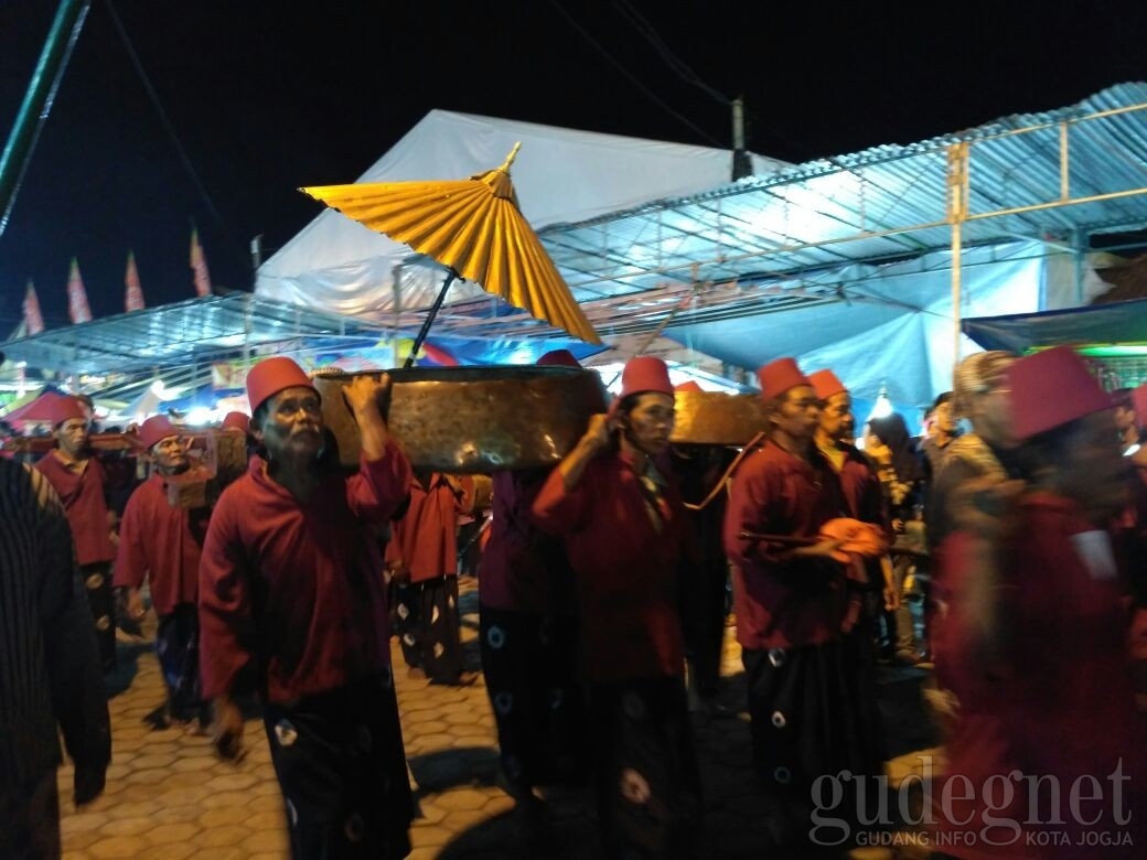 Warga Yogyakarta Antusias Hadiri Upacara Miyos Gongso Warga Yogyakarta Antusias Hadiri Upacara Miyos Gongso