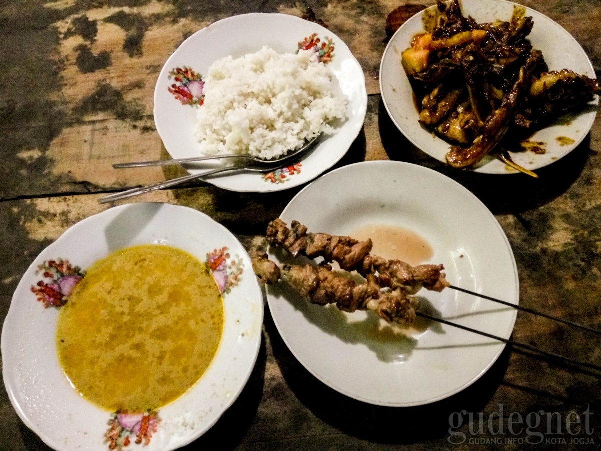 Mencicipi Kuliner Klathak di Jalan Godean