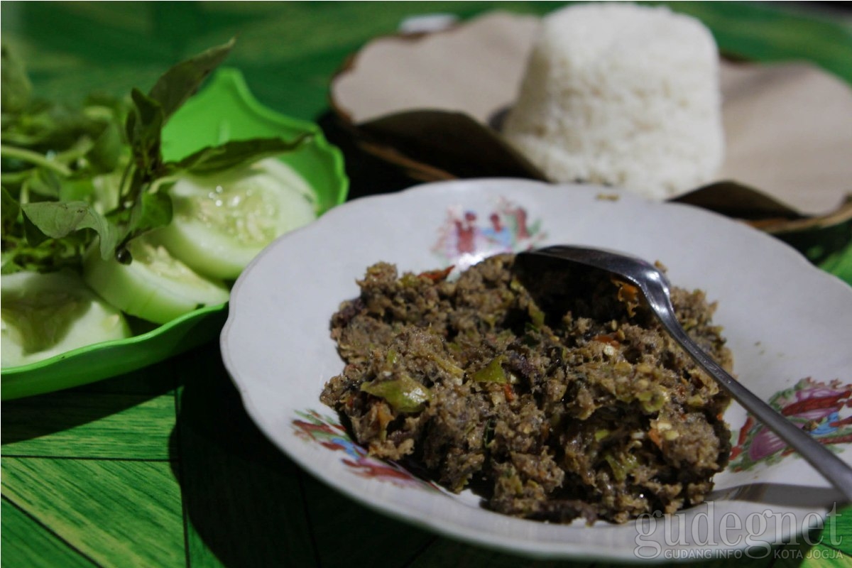 Mencicipi Pedasnya Sambel Belut Pak Sabar