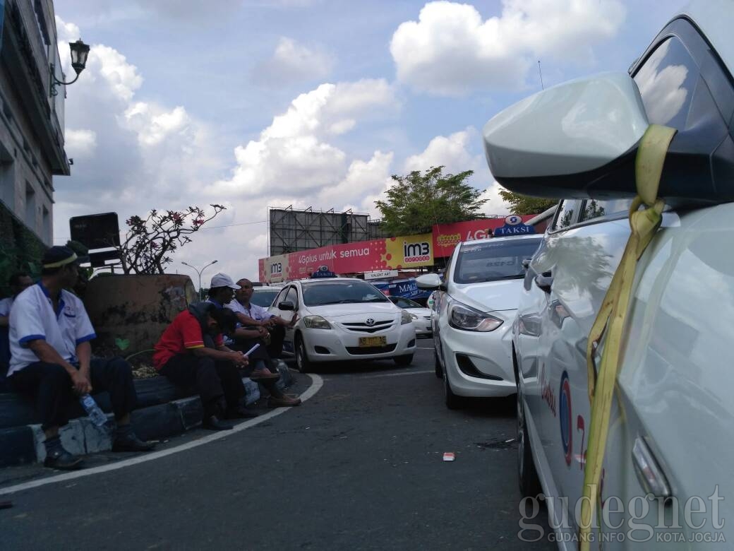 Ini Maksud Janur pada Spion Taksi Saat Demo di Malioboro