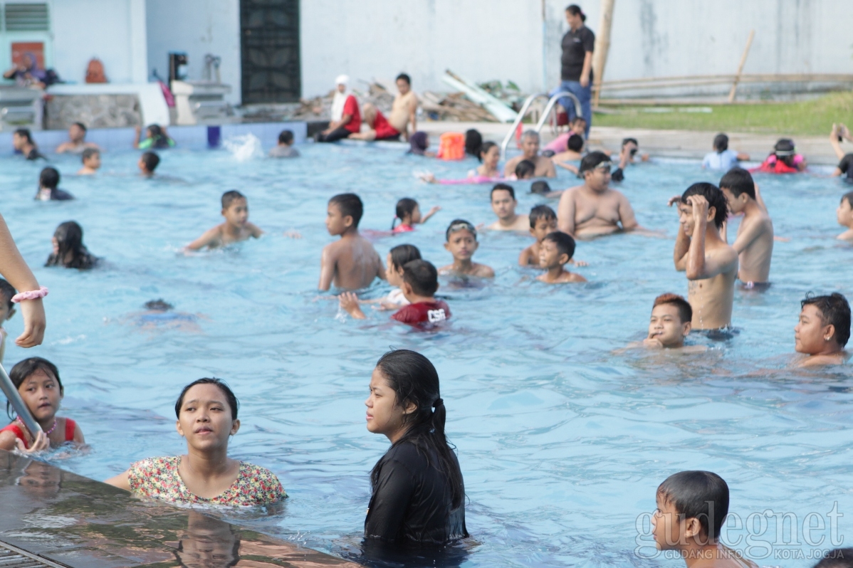 Sehari Jelang Puasa, Kolam Renang UNY dipadati Pengunjung