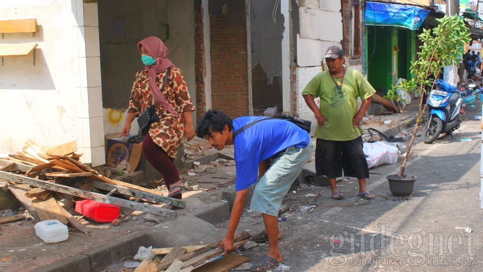 Digusur, Puluhan Pedagang Kios Pasar Kembang Menjerit