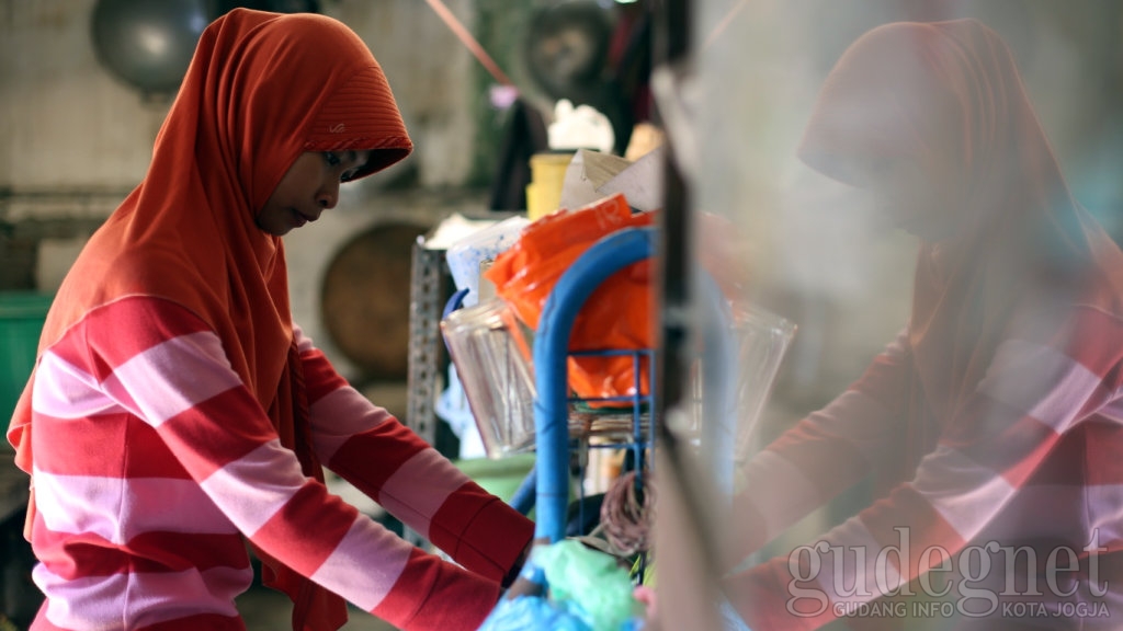 Elan, Anak Tukang Cuci Ini Kuliah Gratis di FK UGM