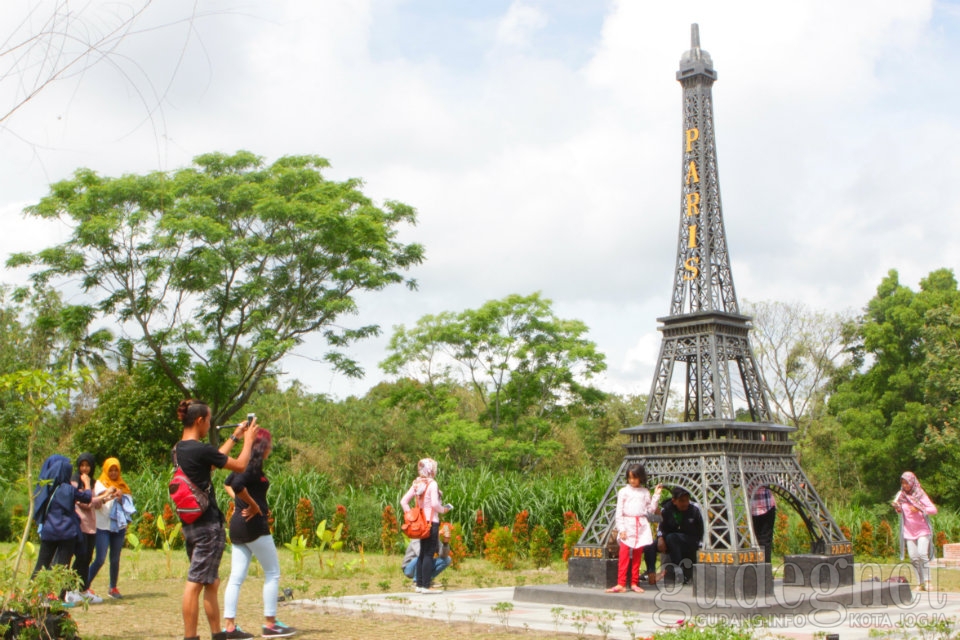 Ulah Pengunjung, Bunga Di The World Landmarks Merapi Park 