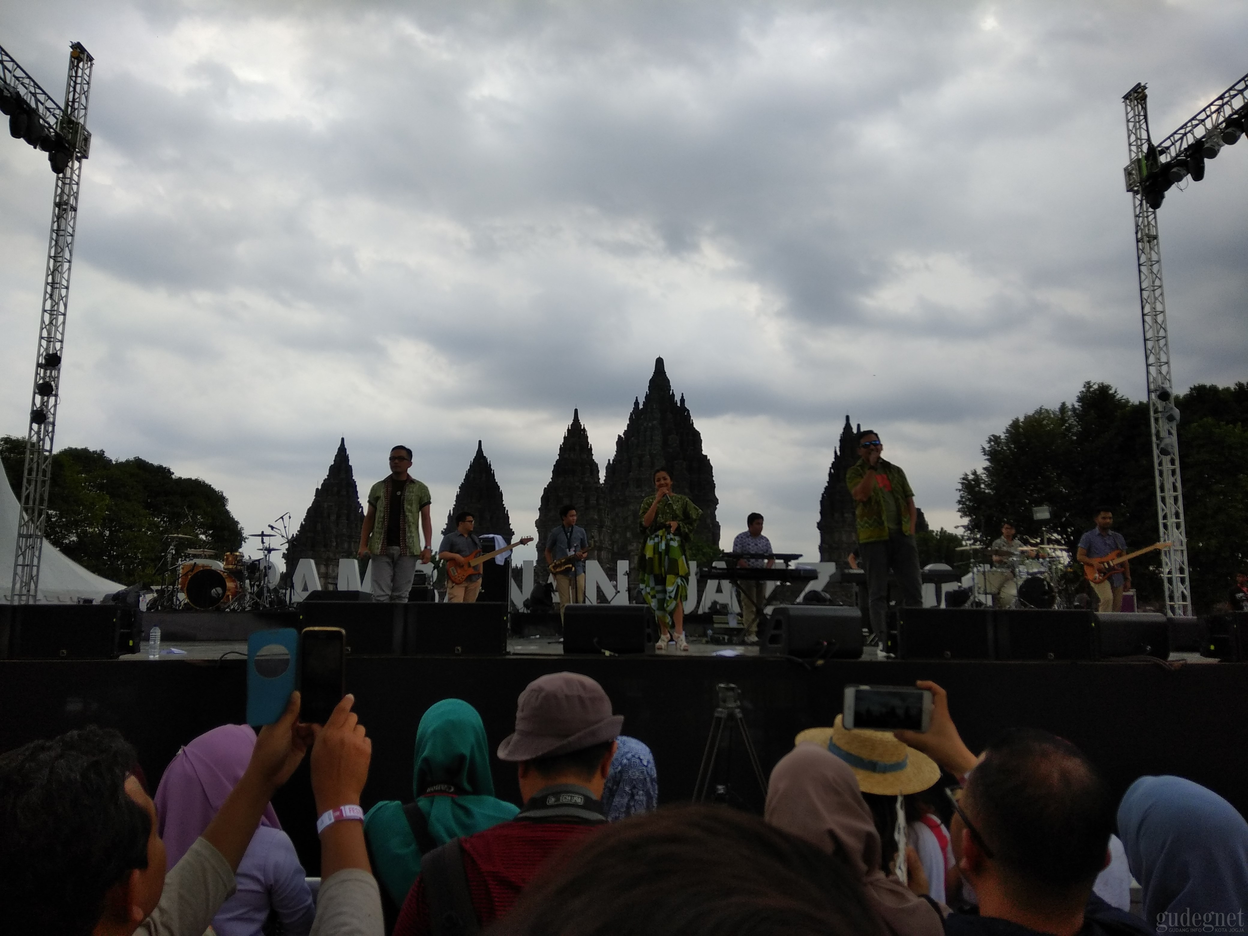 Lingua, Trio Tahun 90-an yang Tetap Greget Saat Tampil di Prambanan Jazz