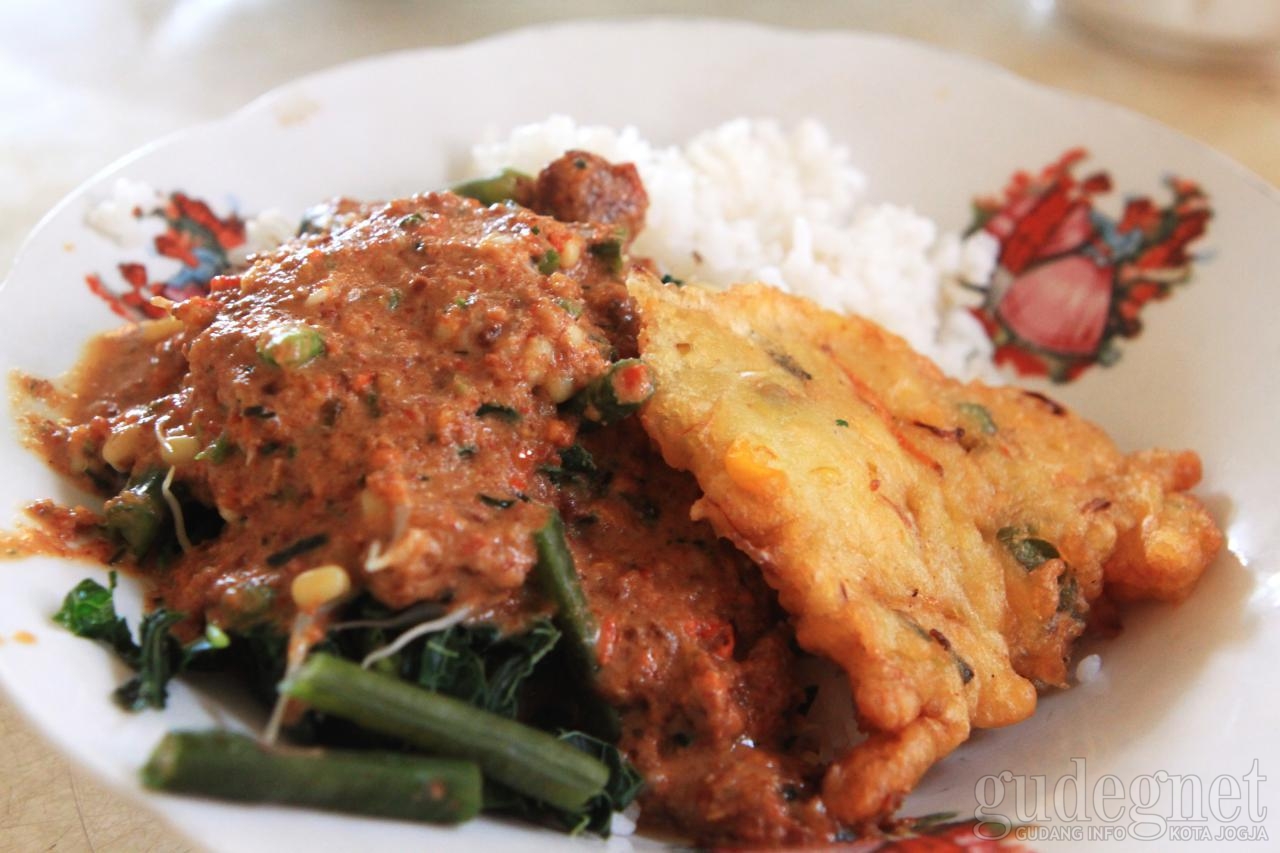 Sarapan Nasi Pecel Rawon Ponorogo di Jalan Solo