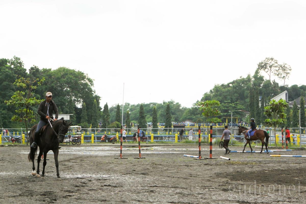 Yuk, Belajar Berkuda di D' Paragon Horse Riding Club