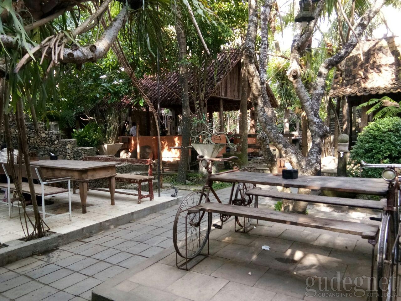 Berteduh Sambil Menikmati Ayam Ingkung Warung Pohon Omah Sawah