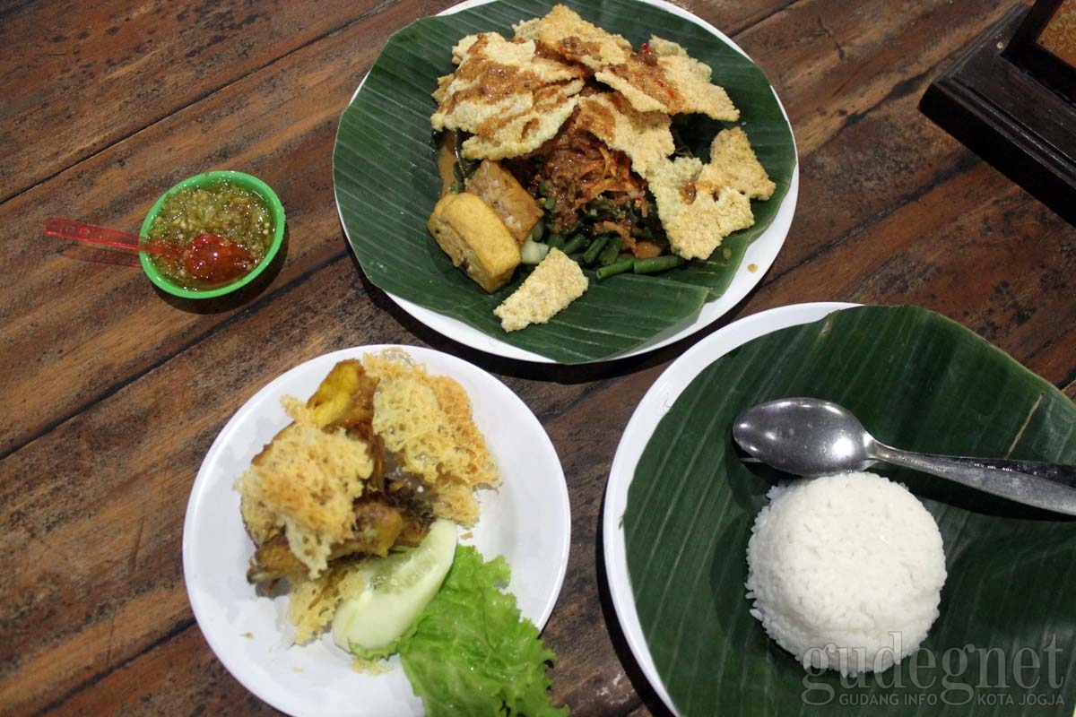 Lezatnya Pecel Yu Sri yang Tidak Boleh Terlewatkan 