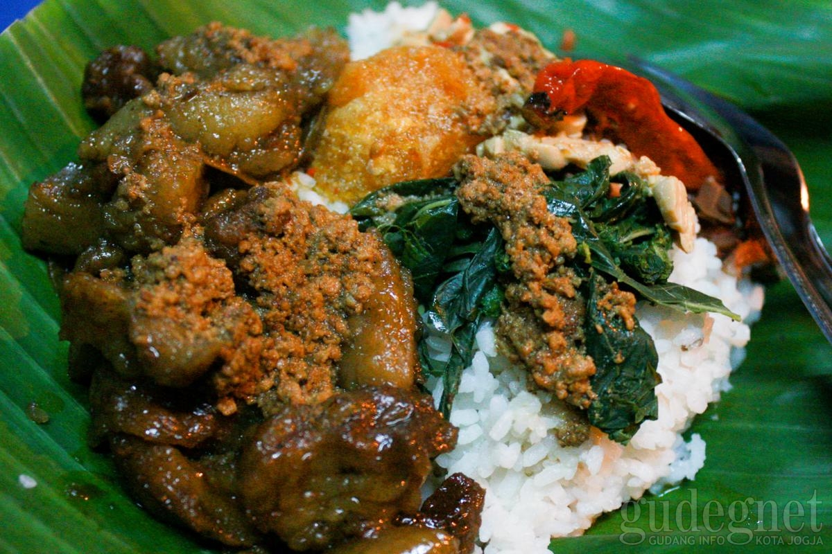Santap Malam di Gudeg Koyor Bu Sum