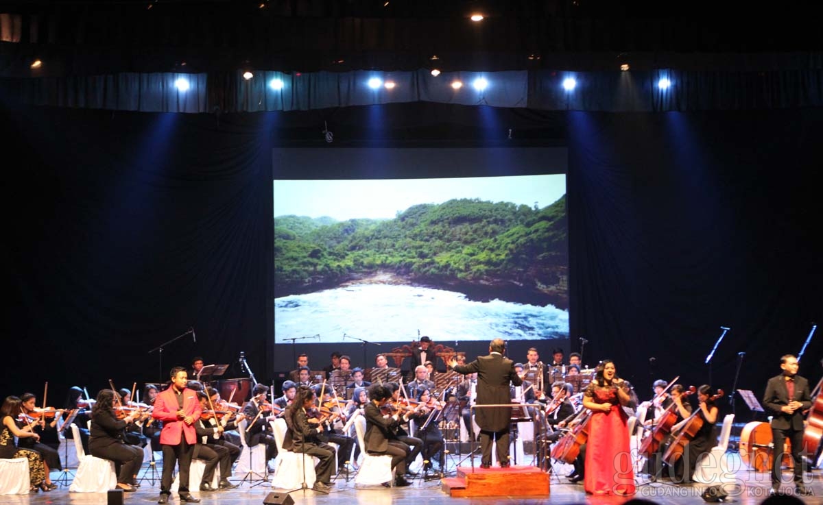 Konser Orkestra Harmoni Kebhinekaan Pukau Penonton