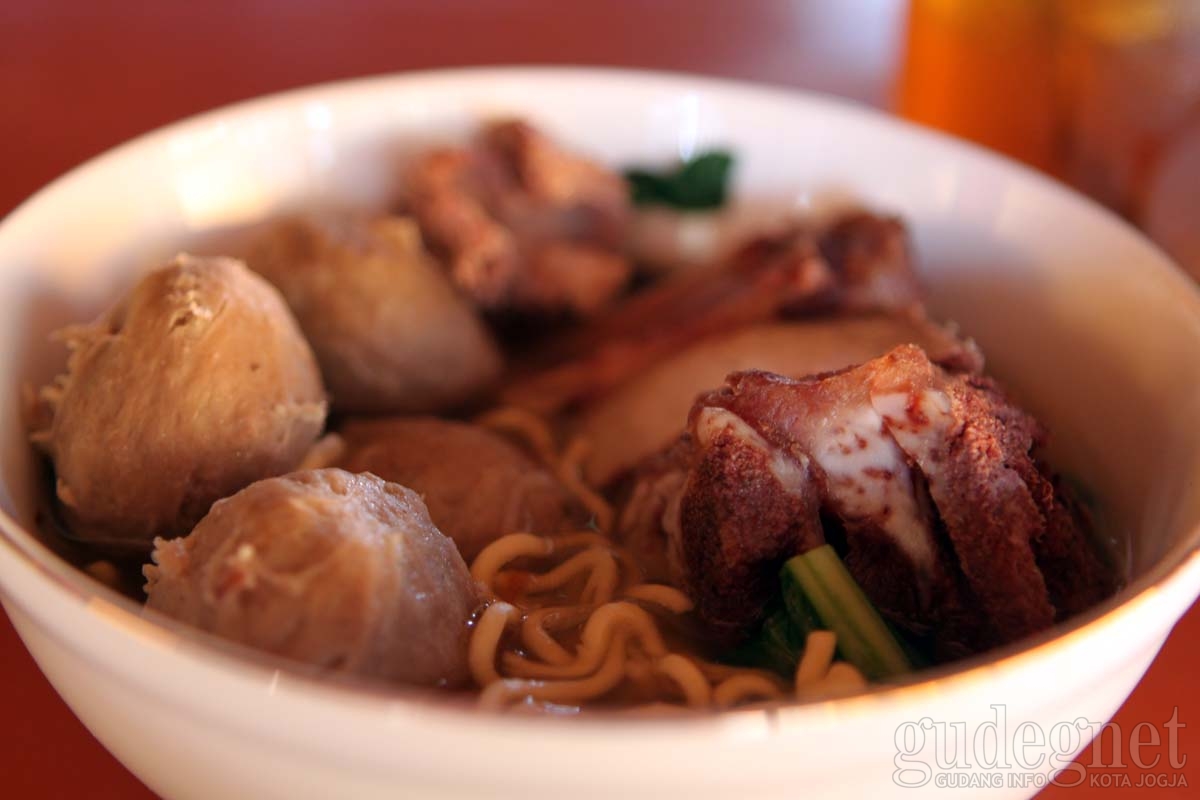 Mencicip Bakso Balungan Pak Granat 
