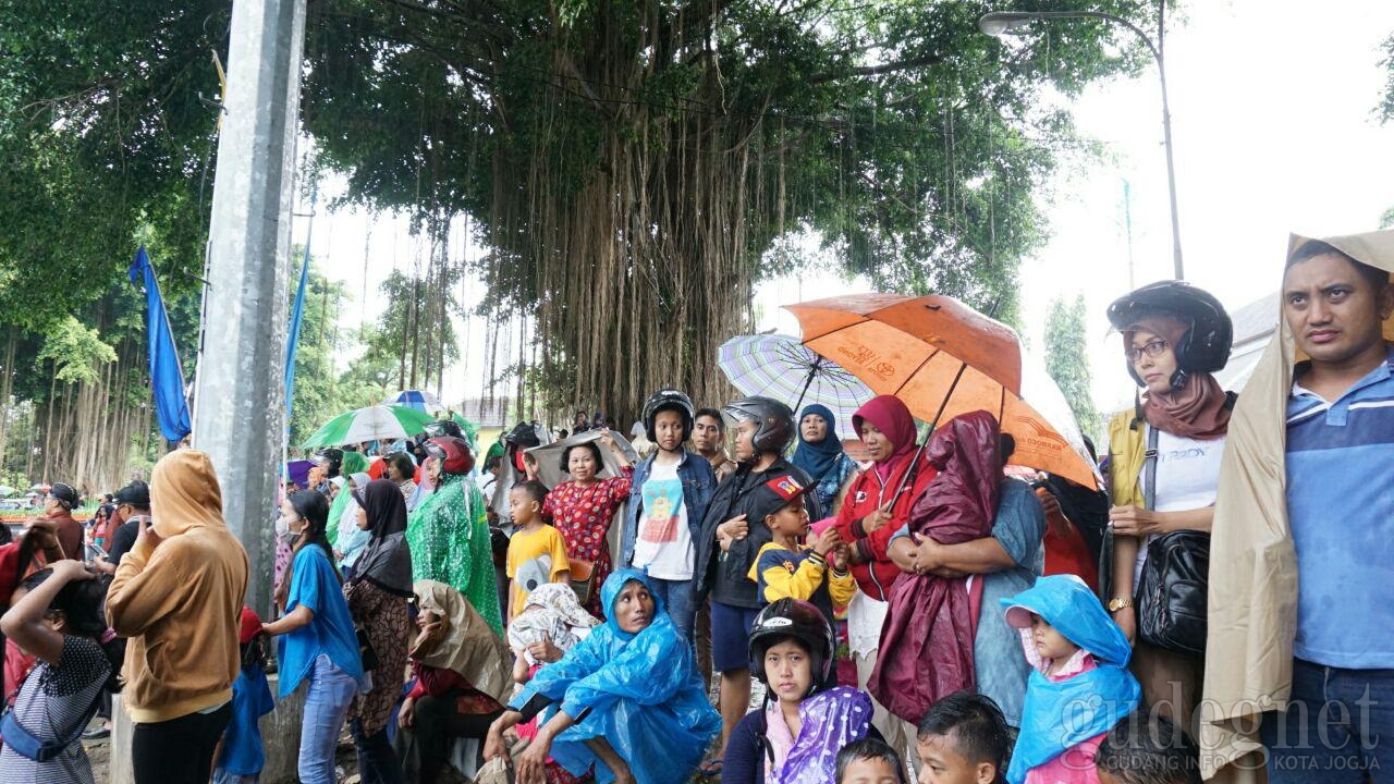 Guyuran Hujan Tak Surutkan Semangat Warga Menonton HUT Sleman