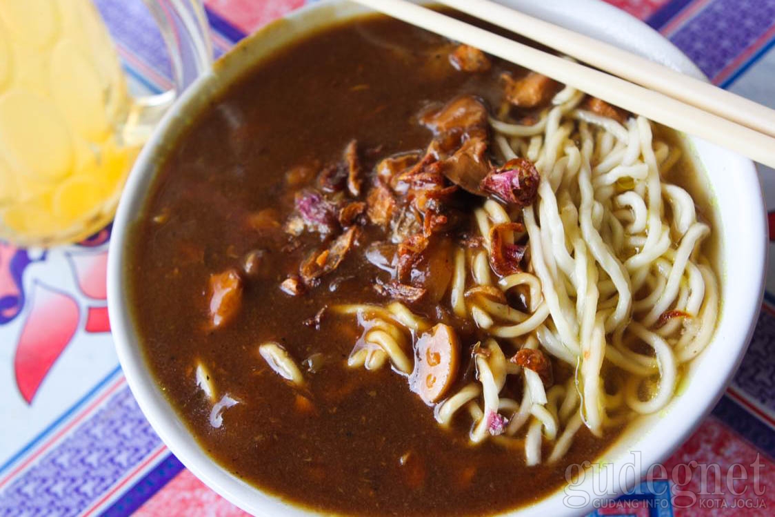 Mie Ayam Pak Dhe Wo, Kuah Kental yang Kaya Rempah
