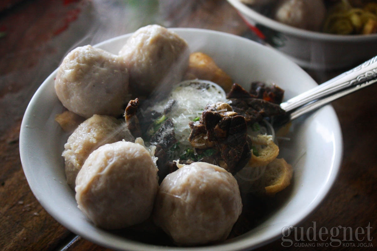 Bakso Pak Kumpeno, Menggugah Selera dengan Taburan Paru Goreng