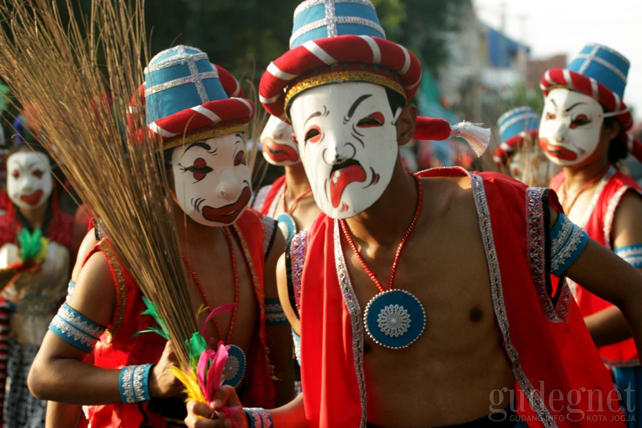 Ribuan Peserta dan Penonton Pawai Mesemeleh FKY#30 Padati Malioboro