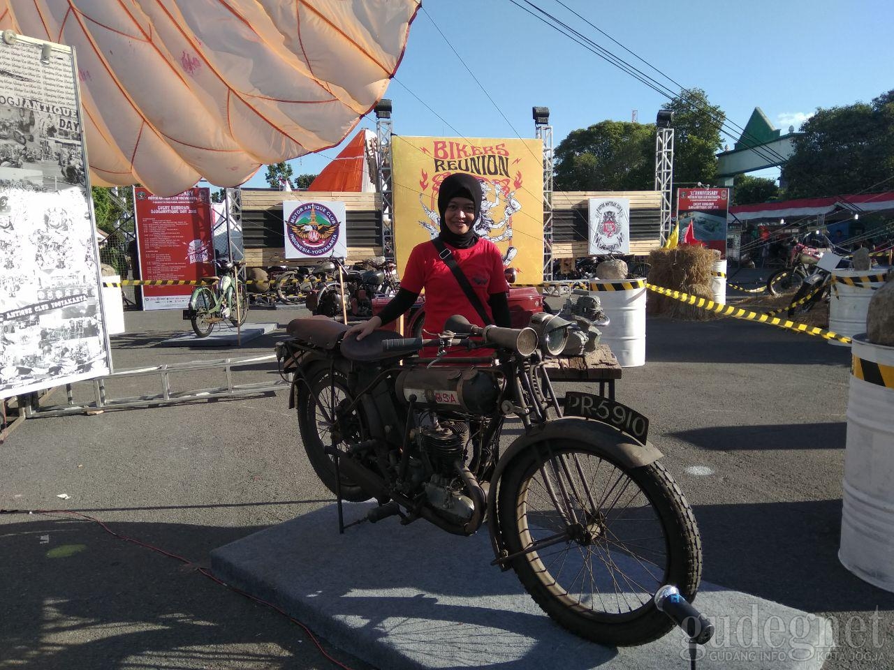 Wanita Biker Ini Koleksi 14 Motor Antik 