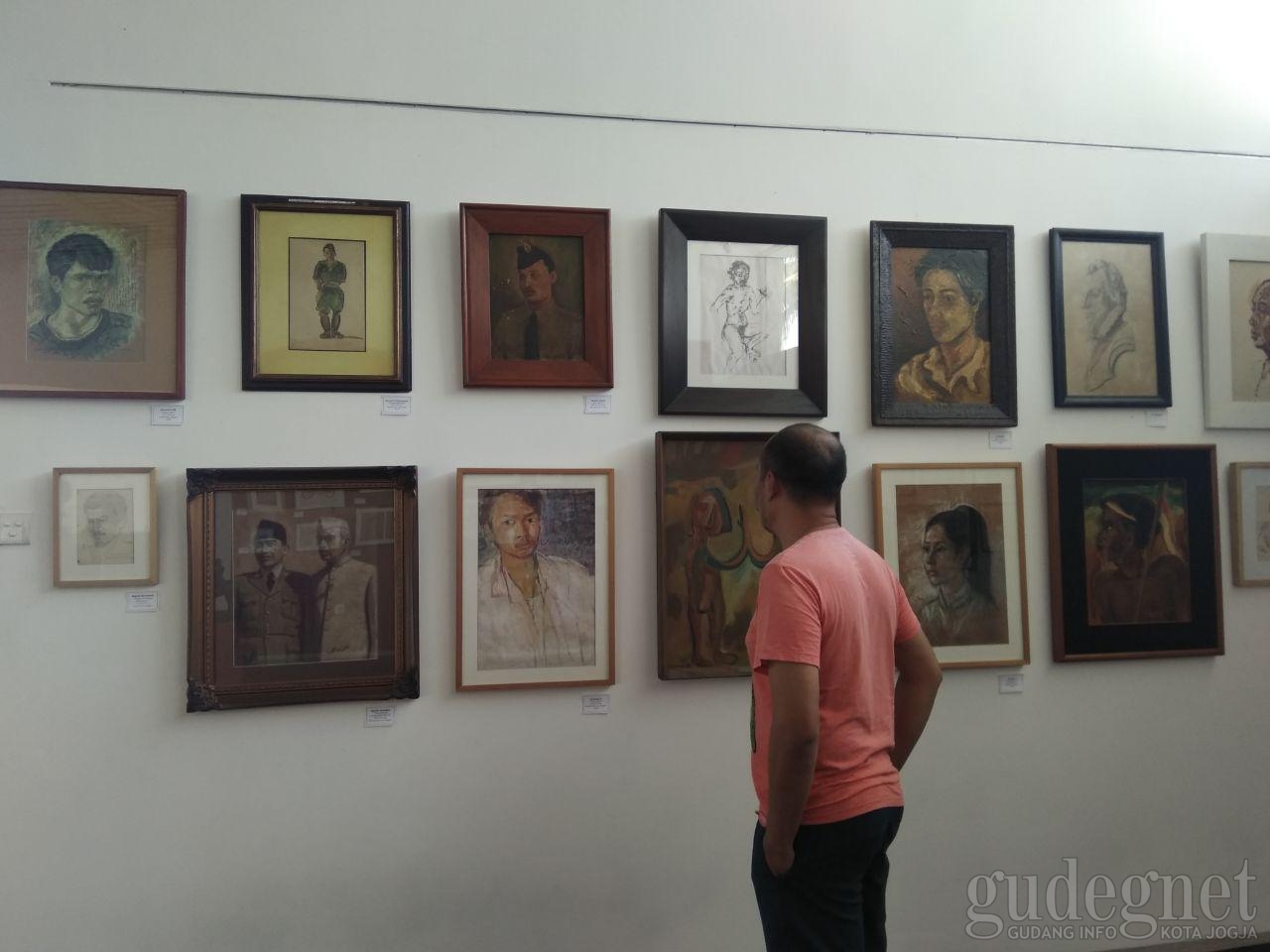 Nasirun Gelar Koleksi "Jas Merah” -nya di Indieart house