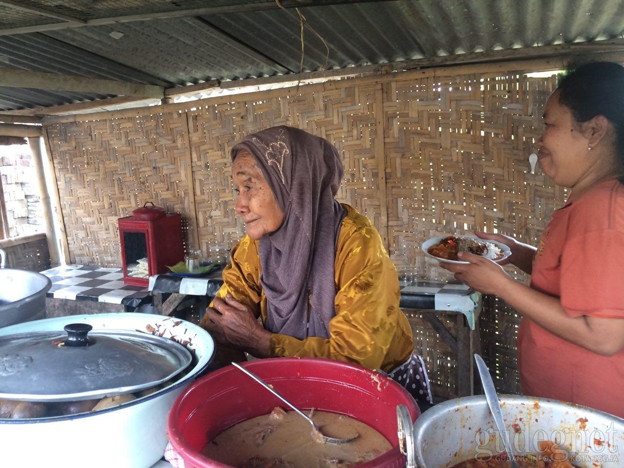 Di Usia 95 Tahun, Mbah Waginah Masih Jualan Gudeg