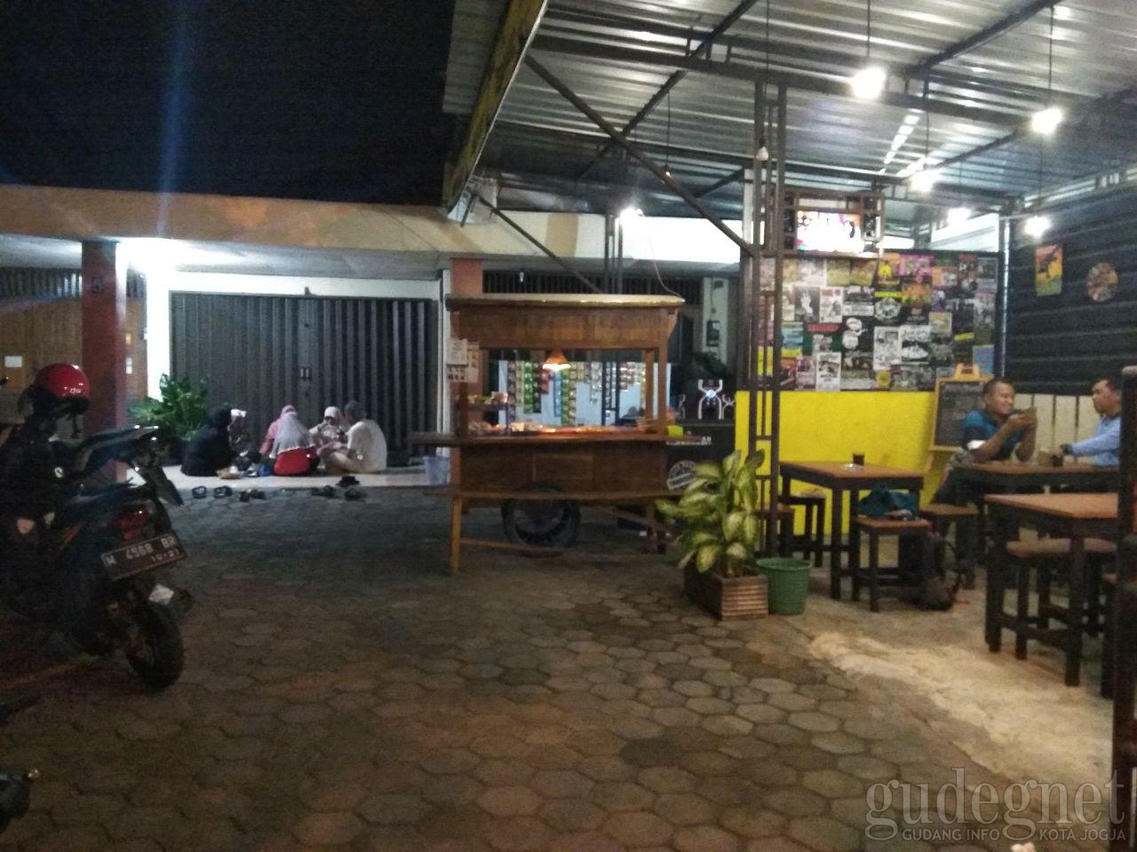 Nongkrong Santai di Angkringan Legendaris 