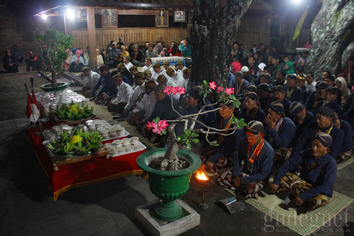Tradisi Jenang Suran Menyambut Tahun Baru Islam 1440H di Makam Raja Mataram Kotagede