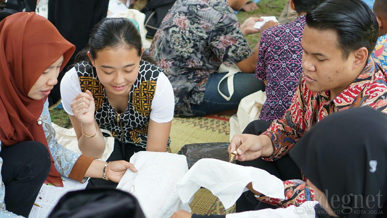 Membatik Massal Bersama UNESCO di Borobudur