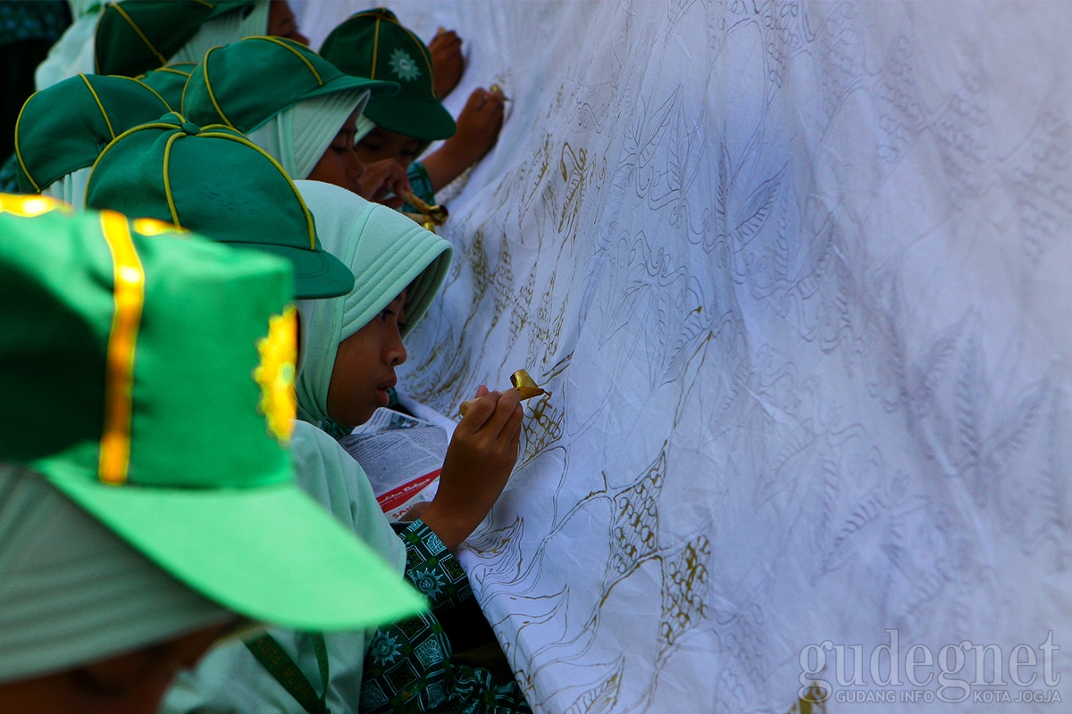 Peringati Hari Batik, 5000 Siswa Muhammadiyah Membatik Bersama