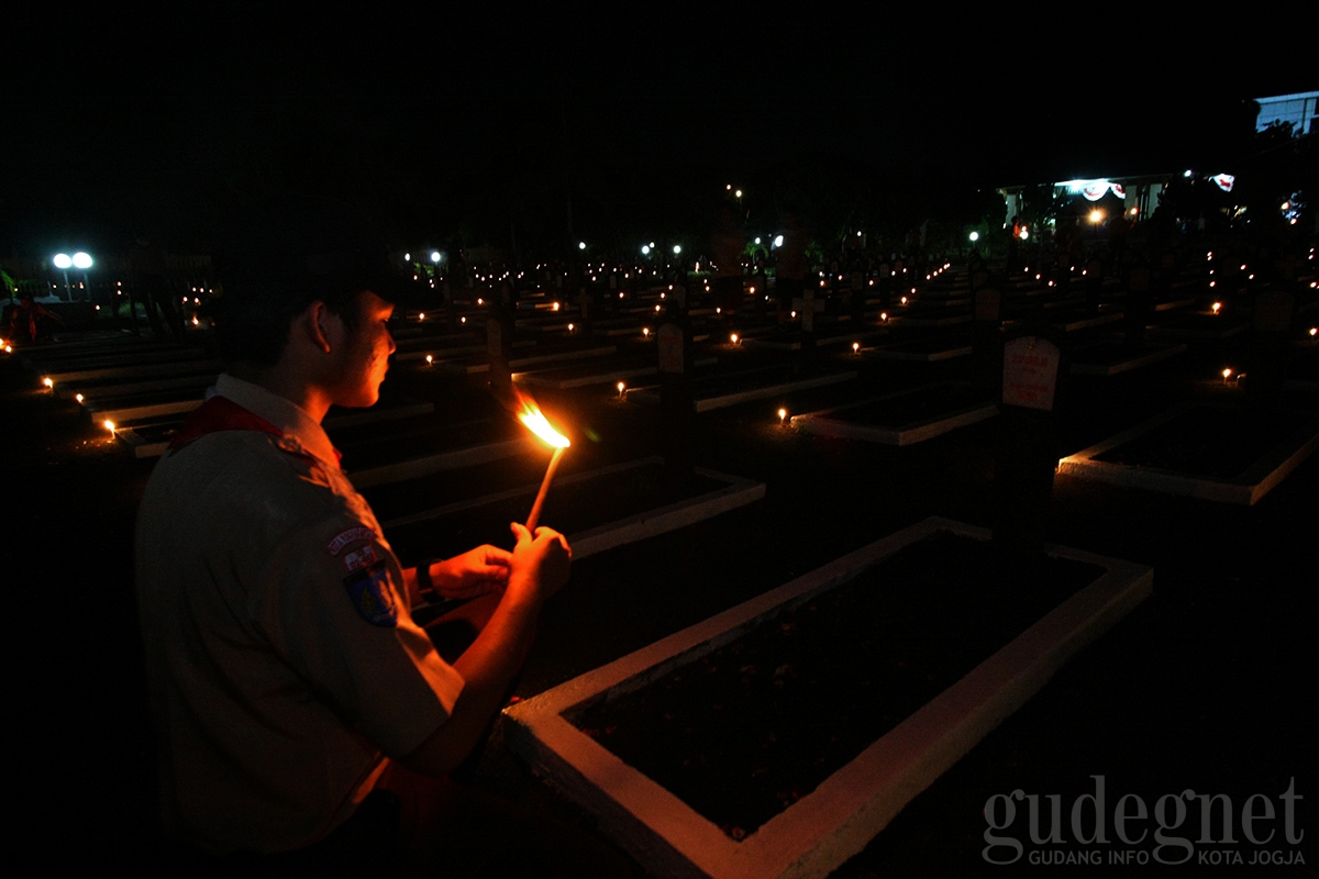 Ribuan Lilin di Malam Renungan Suci Peringatan Hari Pahlawan 