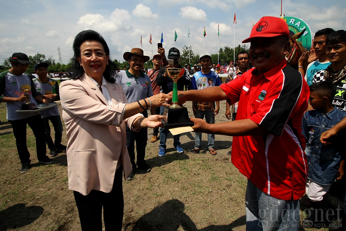 GKR Hemas Hadiri Pacuan Kuda Piala Raja Tingkat Nasional