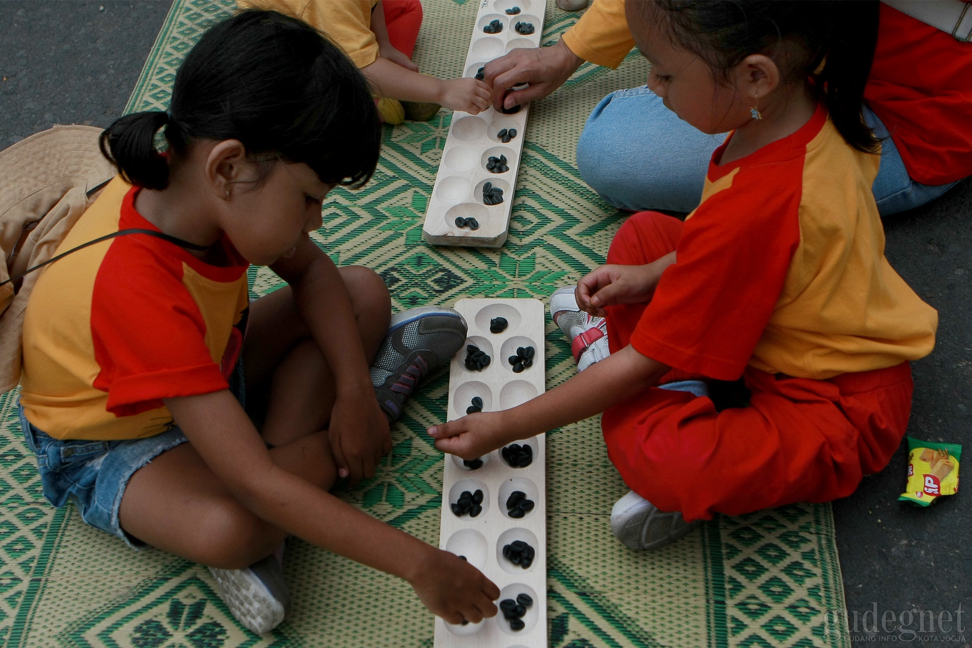 Peringati Hari Anak se-Dunia Ribuan Anak Main Dakon di Jalanan