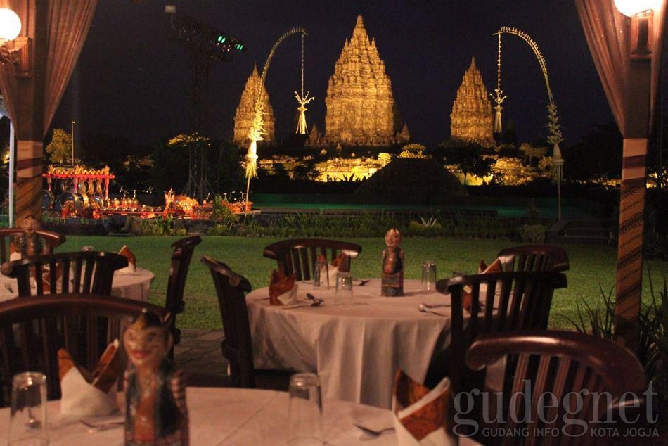 Makan Malam Romantis dengan Latar Belakang Candi Prambanan di Rama Shinta Garden Resto