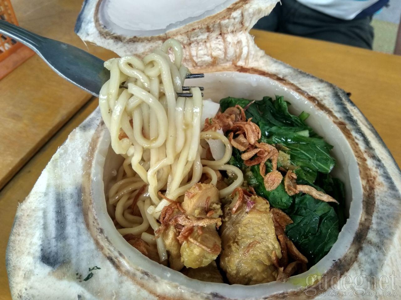 Perpaduan Rasa Gurih Manis di Mi Ayam Batok Kelapa