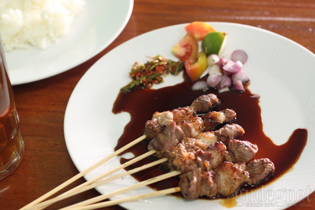 Sate Tegal Kambing Muda Pak Harto, Empuk nan Nikmat 