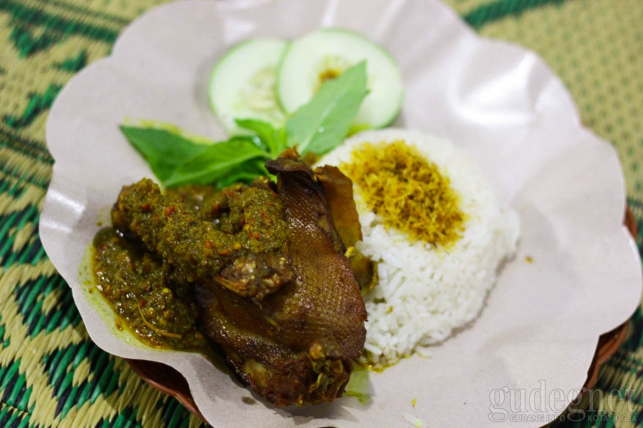  Bebek Tepi Jalan Bumbu Hitam, Rempahnya Bikin Ngidam