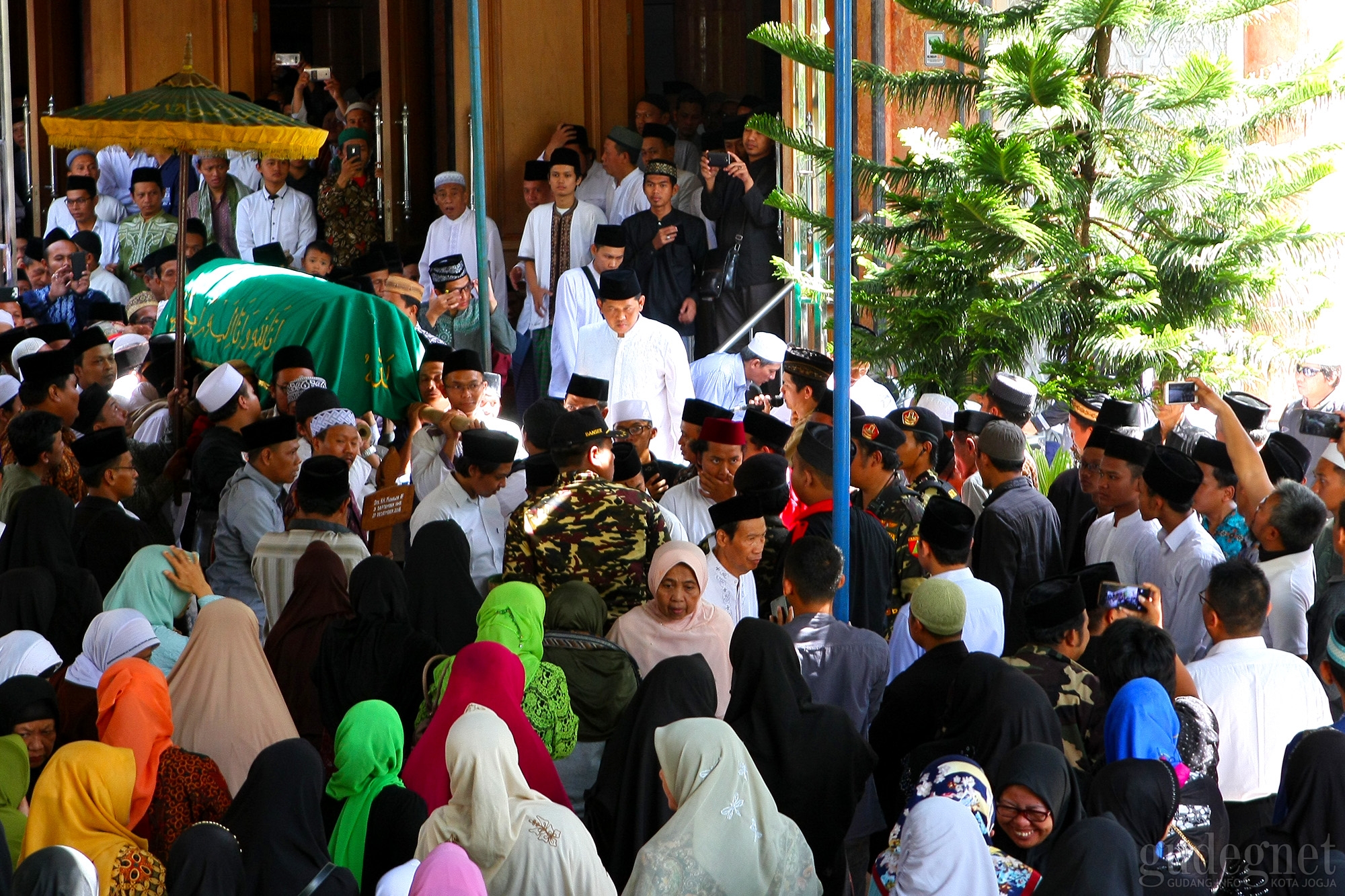 Ribuan Umat Mengiringi Pemakaman Alm.KH Munawir Abdul Fatah