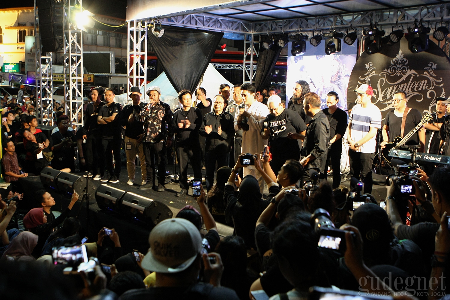 Tribute to Seventeen Dibanjiri Ribuan Fans dan Musisi Yogyakarta 